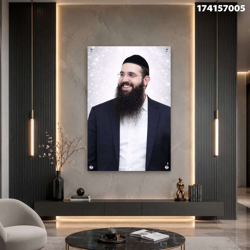 תמונה של אדם מחייך על קיר בסלון - תמונות זכוכית - שחור ולבן