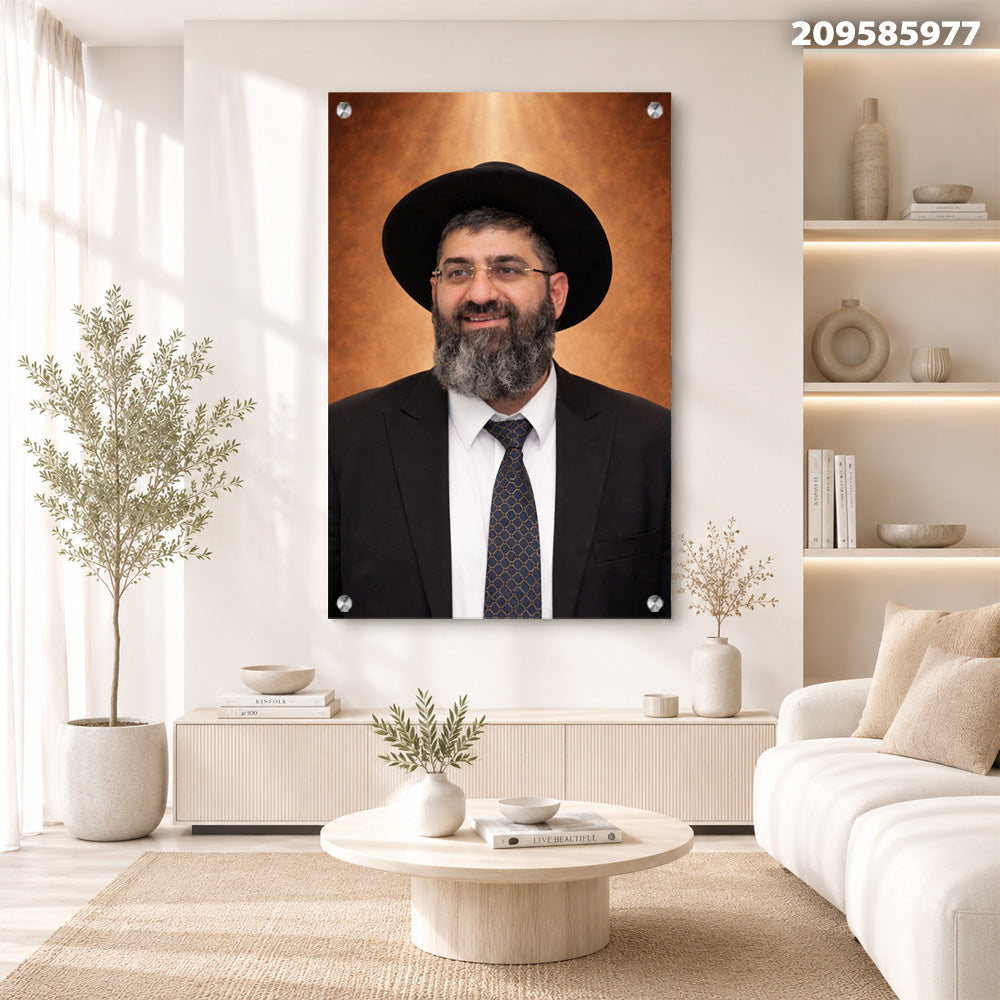 הדפסה על זכוכית - דיוקן רב מחויך ברקע ענברי חם תמונות זכוכית לסלון תמונות לבית תמונות קיר הדפסה על זכוכית