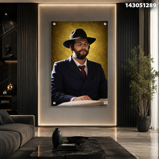 דיוקן של אדם בחליפה עם כובע על רקע זהב - תמונות נוי - צבעים זהב ושחור