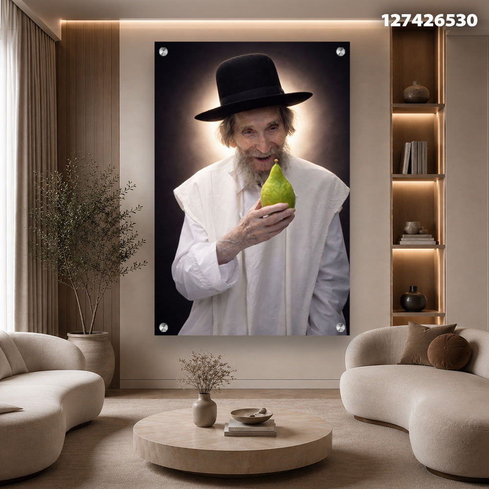 תמונה של אדם מחזיק אגס - תמונות נוי - ירוק-לבן-שחור