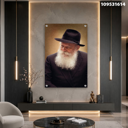 דיוקן של אדם עם זקן לבן וכובע שחור על קיר בסלון - תמונות לסלון - צבעים חום, שחור ולבן