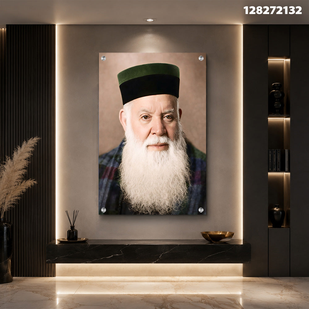 הדפסה על זכוכית - דיוקן רב מזוקן בכובע ירוק־שחור על רקע חם תמונות זכוכית לסלון תמונות לבית תמונות קיר הדפסה על זכוכית
