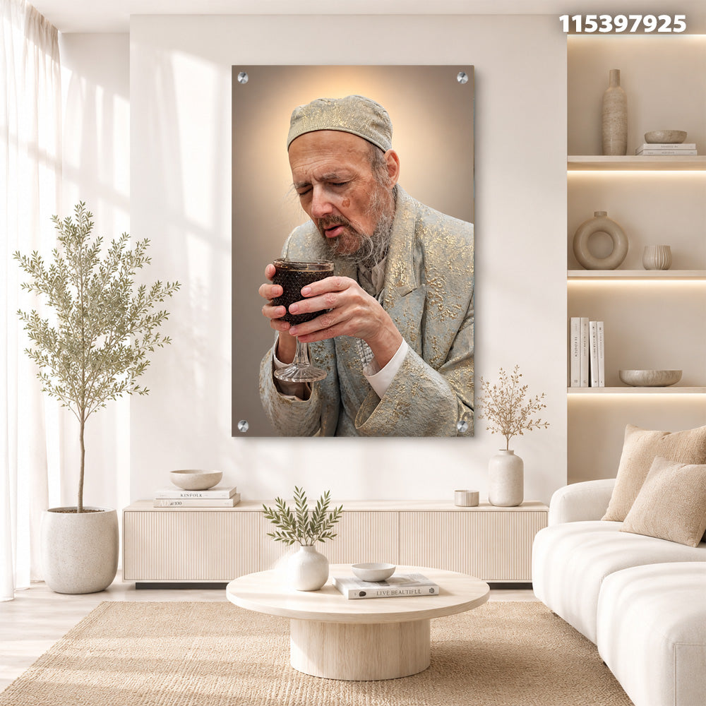 פנורמה של גבר עם כוס יין - תמונות לסלון - ירוקים