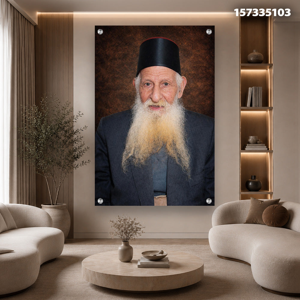 תמונות זכוכית - דיוקן רב מכובד עם זקן לבן וכובע שחור על רקע חום עמוק תמונות זכוכית לסלון תמונות לבית תמונות קיר הדפסה על זכוכית