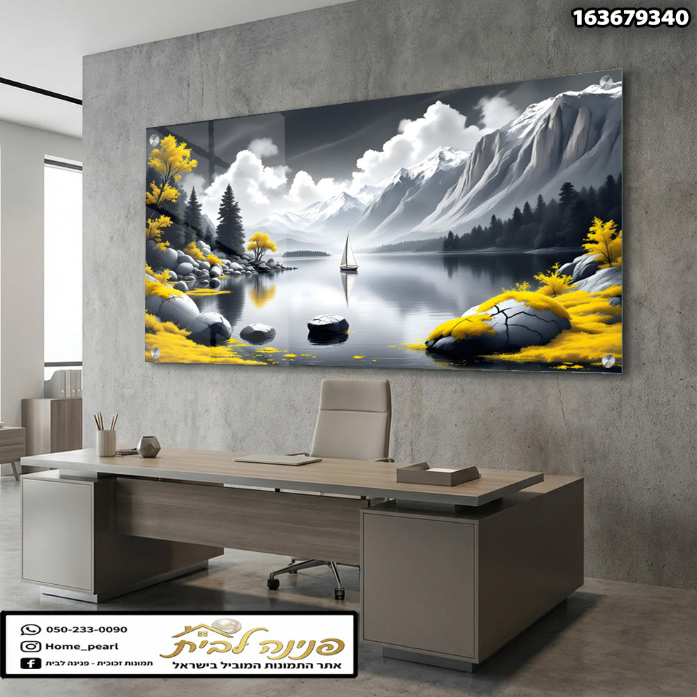 תמונות זכוכית - אגם הרים מונוכרומי עם נגיעות צהוב וסירה שקטה תמונות זכוכית לסלון תמונות לבית תמונות קיר הדפסה על זכוכית