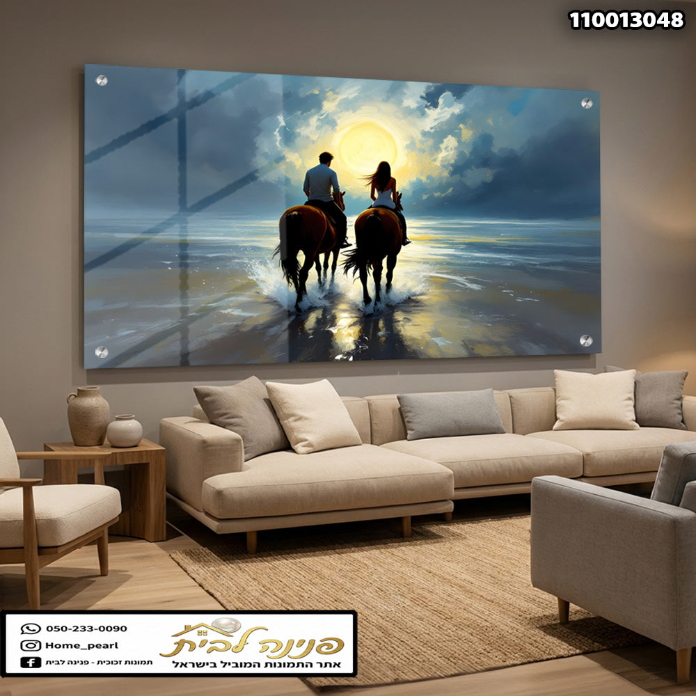 תמונות זכוכית - זוג רוכבים על סוסים בשקיעה זהובה מעל הים תמונות זכוכית לסלון תמונות לבית תמונות קיר הדפסה על זכוכית