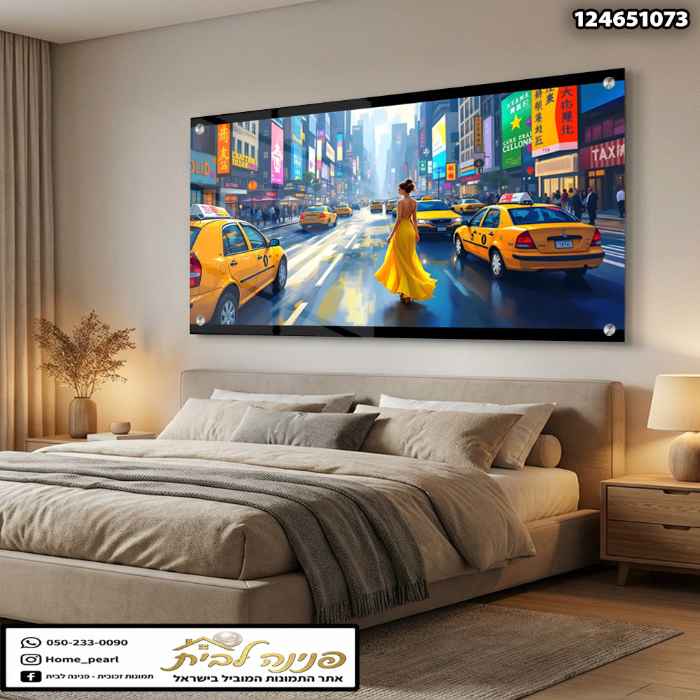 תמונה של אישה בשמלה צהובה ברחוב עירוני - תמונות נוי - צהוב וכחול