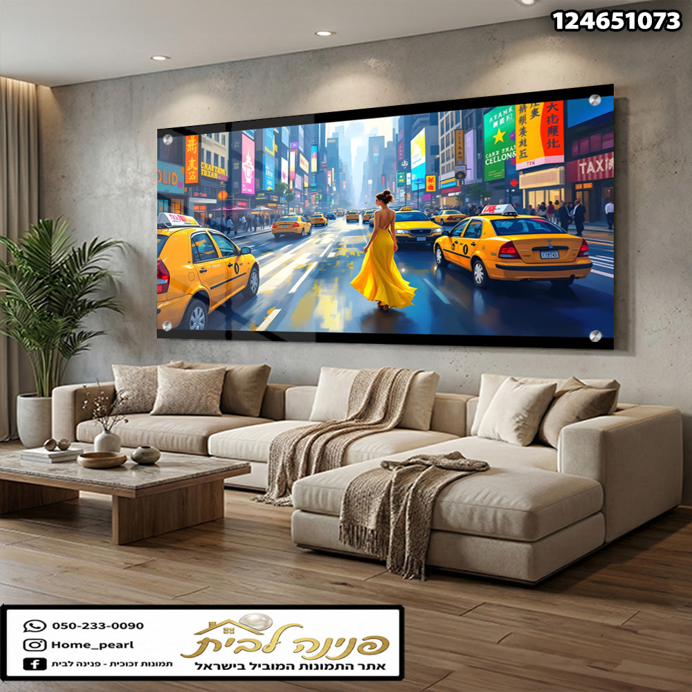 תמונה של אישה בהליכה בעיר עם טקסי צבע צהוב - תמונות לסלון - צהוב ועל גוונים של כחול