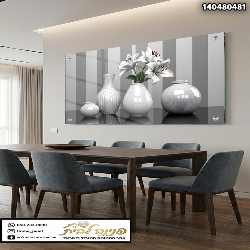 הדפסה על זכוכית - אגרטלי חרסינה לבנים עם שושנים על רקע פסים אפורים תמונות זכוכית לסלון תמונות לבית תמונות קיר הדפסה על זכוכית