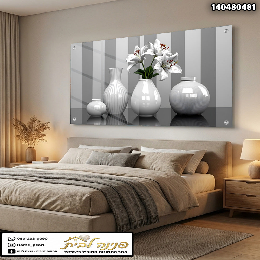 הדפסה על זכוכית - אגרטלי חרסינה לבנים עם שושנים על רקע פסים אפורים תמונות זכוכית לסלון תמונות לבית תמונות קיר הדפסה על זכוכית