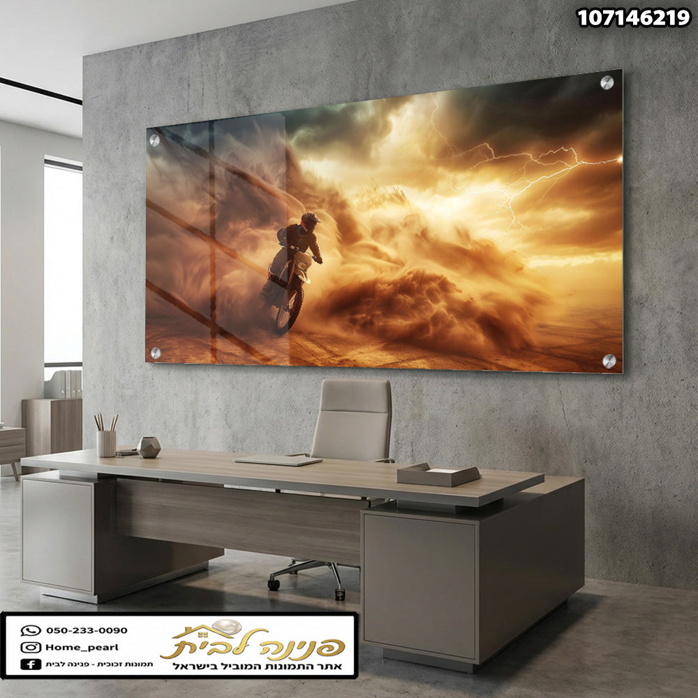 תמונה של דמות רוכבת על אופנוע על רקע צבעים כהים - תמונות קיר - צבעים חמים