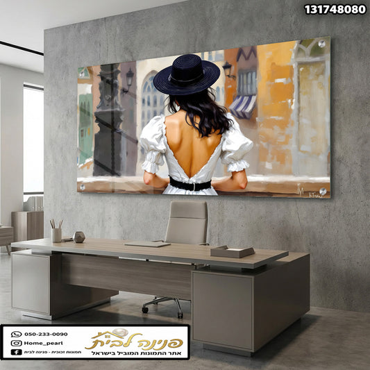 אישה בגבה עם שמלה לבנה וכובע שחור - תמונות נוי - גווני לבן ושחור