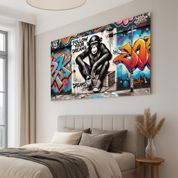 גרפיטי צבעוני עם קוף וכיתוב Follow Your Dreams