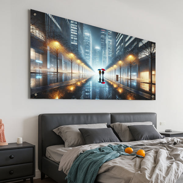 זוג עומד מתחת למטרייה בשדרה עירונית בלילה גשום