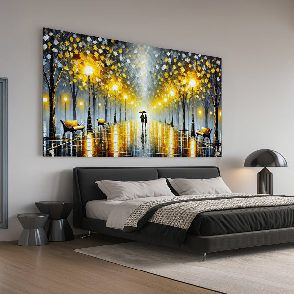 זוג מתנשק בשדרה מוארת עם פנסי רחוב זהובים