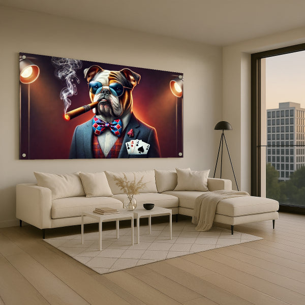 בולדוג אלגנטי עם סיגר וקלפי פוקר – תמונת זכוכית יוקרתית בעיצוב מודרני