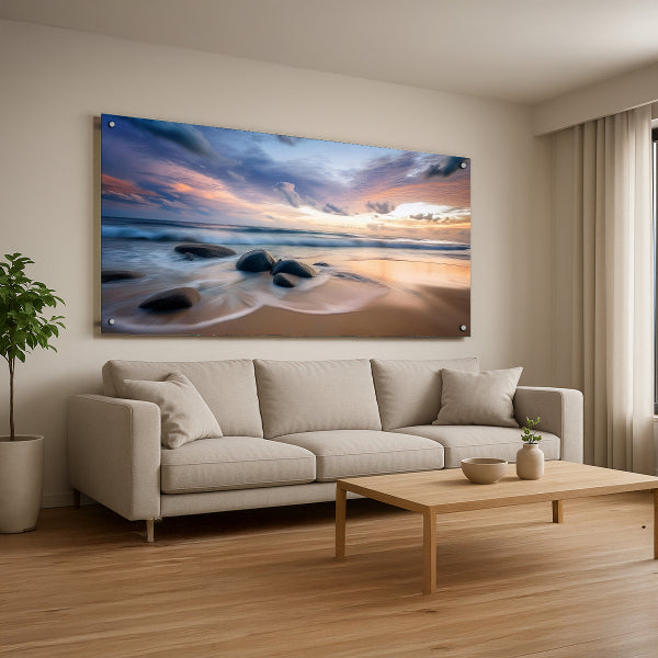 תמונות נוי - חוף ים רגוע עם אבנים וגלים בשעת שקיעה