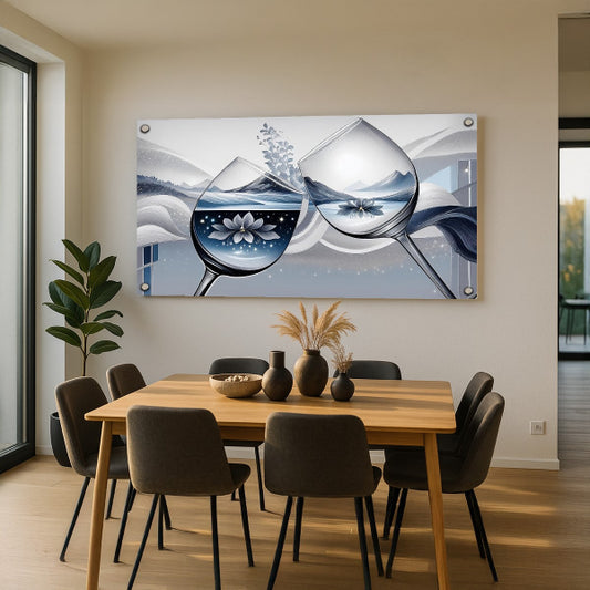 תמונת זכוכית עם גביעי יין, פרחי לוטוס ונוף הררי בגווני כסף וכחול