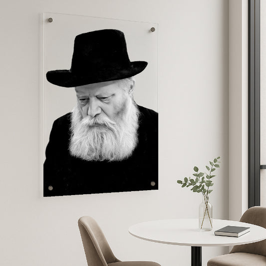 הרבי מחב״ד מביט מטה בשחור-לבן –בהדפסה על זכוכית