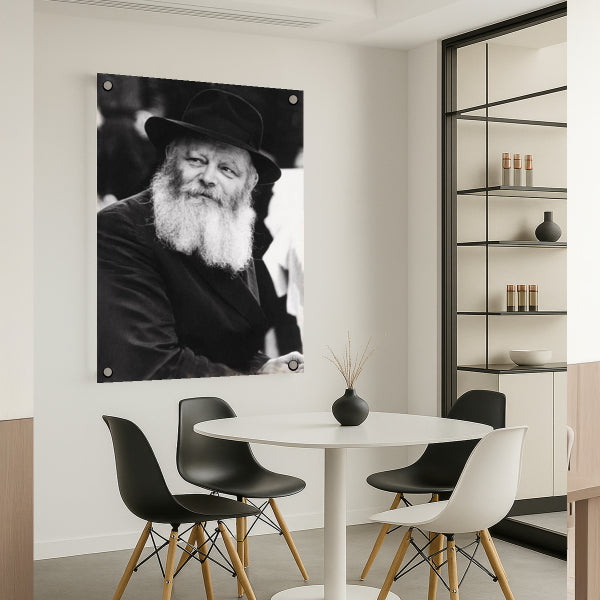 הרבי מחב״ד בשחור־לבן – דיוקן רגוע על זכוכית
