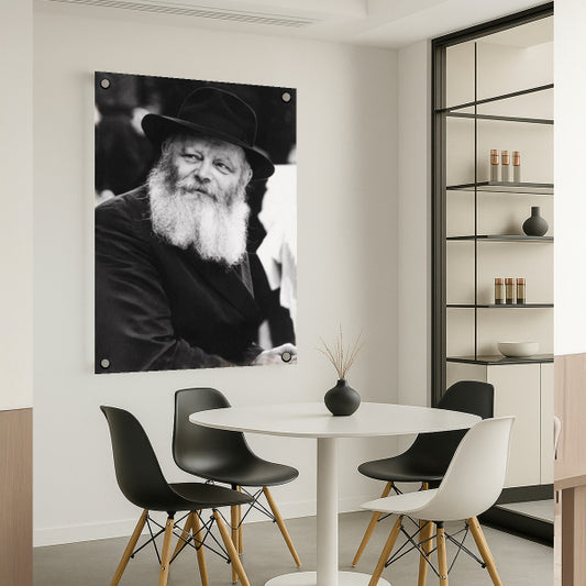 הרבי מחב״ד בשחור־לבן – דיוקן רגוע על זכוכית