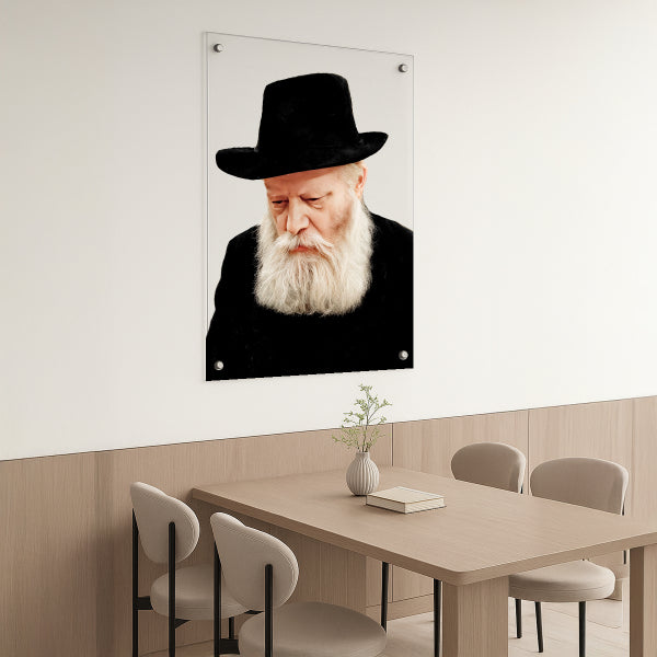 הרבי מחב״ד בהבעת התבוננות על רקע בהיר – תמונות לבית