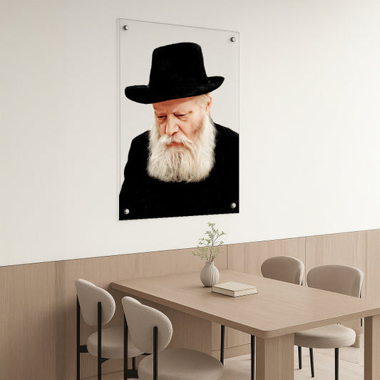 הרבי מחב״ד בהבעת התבוננות על רקע בהיר – תמונות לבית