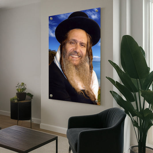 הרב שלום ארוש – תמונת זכוכית על רקע שמיים תכולים ונוף טבעי