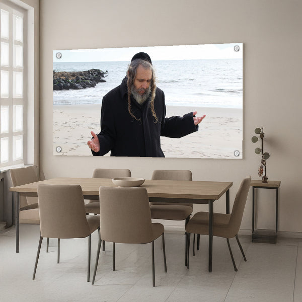 הרב שלום ארוש בתפילה על חוף הים – תמונת זכוכית בעיצוב יוקרתי