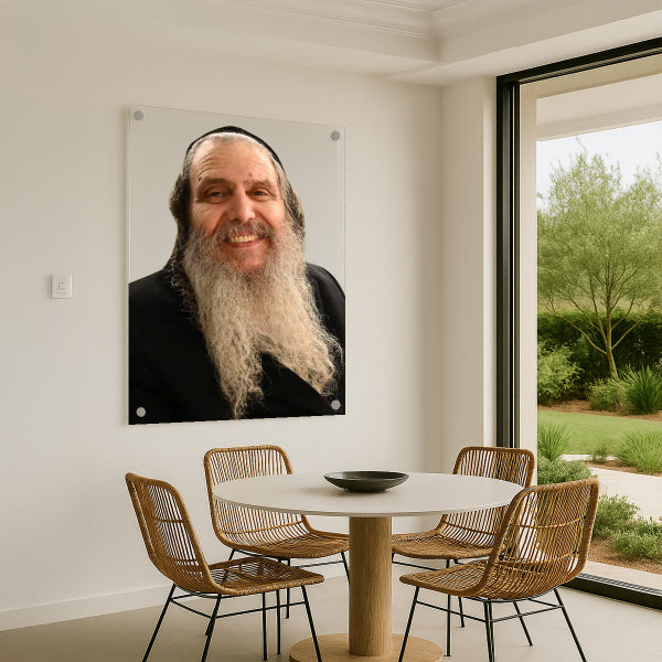 תמונת זכוכית של הרב שלום ארוש – חיוך מאיר פנים בעיצוב מודרני