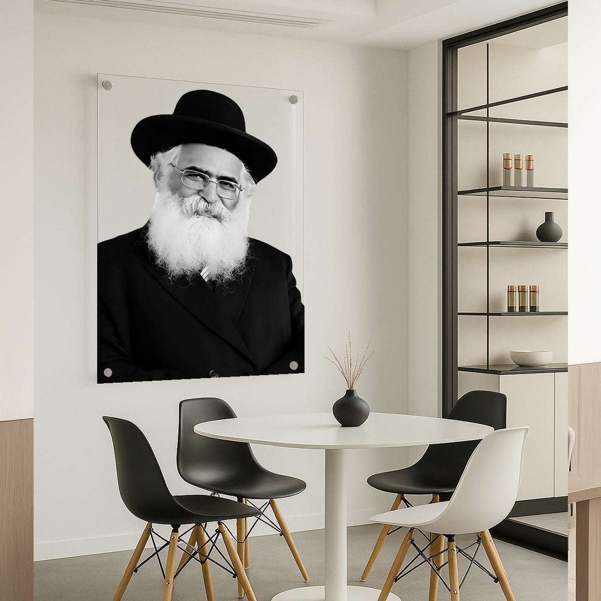 תמונת זכוכית הרב יורם אברג'ל בשחור לבן – תמונה יוקרתית ומלאת השראה לבית