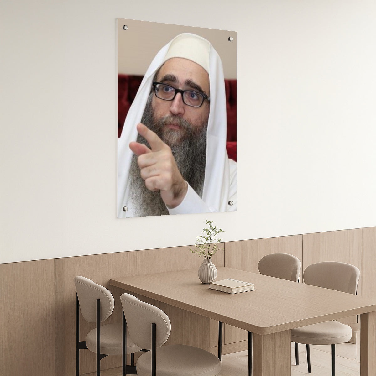 הרב יאשיהו פינטו בגלימה לבנה וברקע בורדו – הדפסה על זכוכית