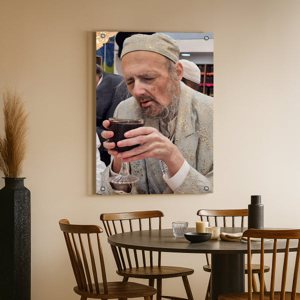 הרב קוק בקידוש עמוק בגווני שמנת וזהב – הדפסה על זכוכית