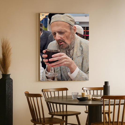 הרב קוק בקידוש עמוק בגווני שמנת וזהב – הדפסה על זכוכית