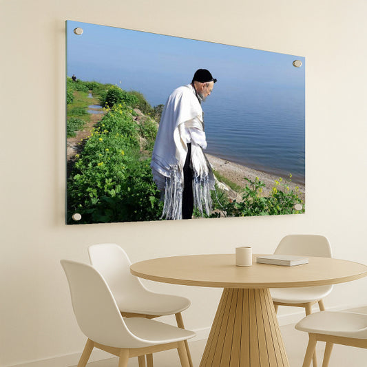 הרב קוק בטלית על שפת הים – הדפסה על זכוכית