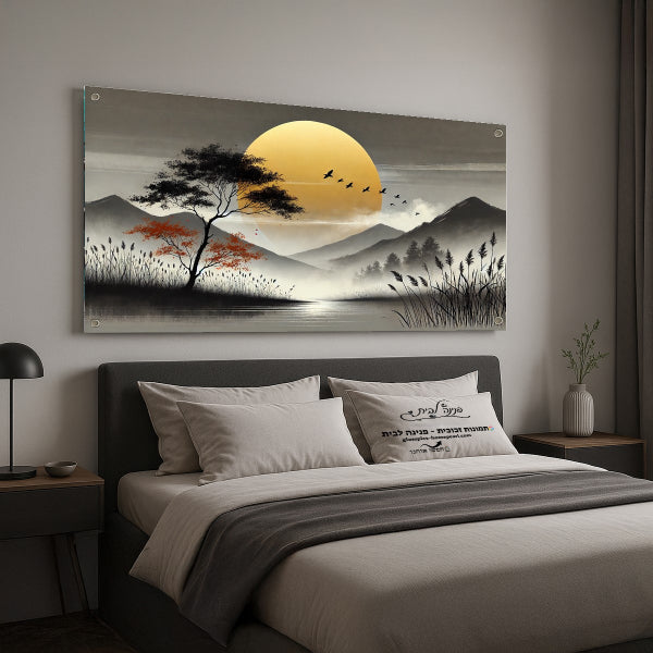 תמונה של נוף הררי עם עץ בודד וירח זהוב באור רך – עיצוב אמנות זכוכית מרגיע