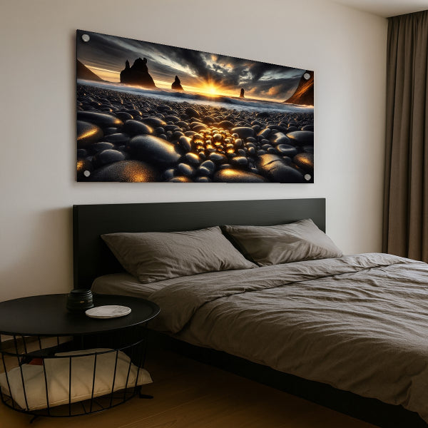 תמונה של שקיעה זהובה על חוף סלעי עם אבנים שחורות וברק אור טבעי – יצירת נוף על זכוכית