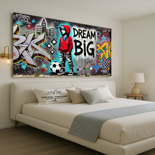 תמונת גרפיטי צבעונית עם ילד וכיתוב DREAM BIG על קיר עירוני