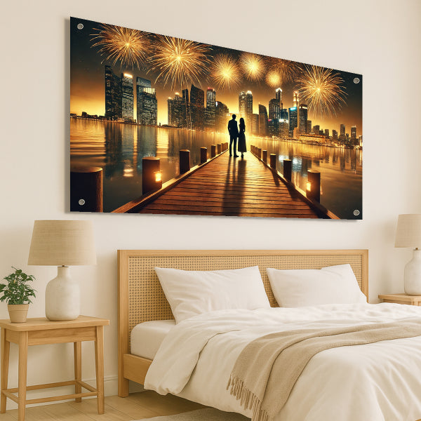 זוג רומנטי על מזח עם זיקוקים ועיר זהובה