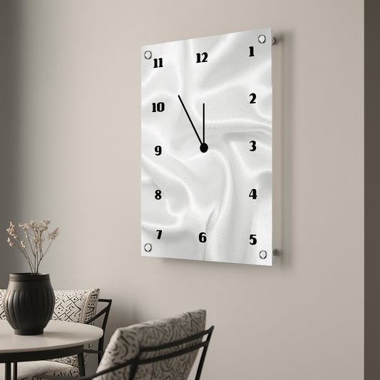 שעון קיר מזכוכית במרקם סאטן