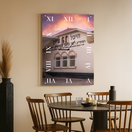 שעון זכוכית עם חזית בניין ושקיעה