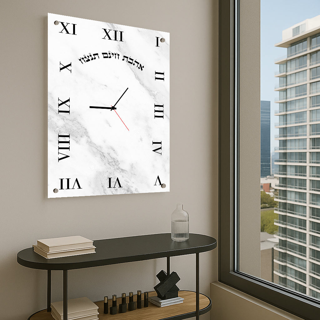 שעון זכוכית שיש לבן וספרות רומיות
