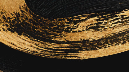 הדפסה על זכוכית - פורטרט אישה אלגנטית בכובע שחור ונגיעות זהב
