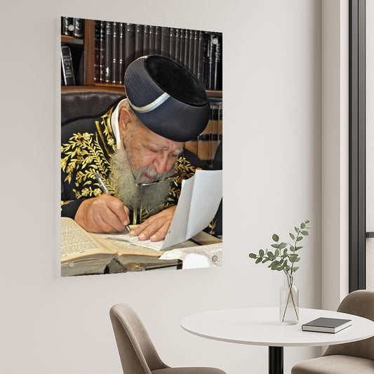 הרב עובדיה כותב תורה – תמונות לבית