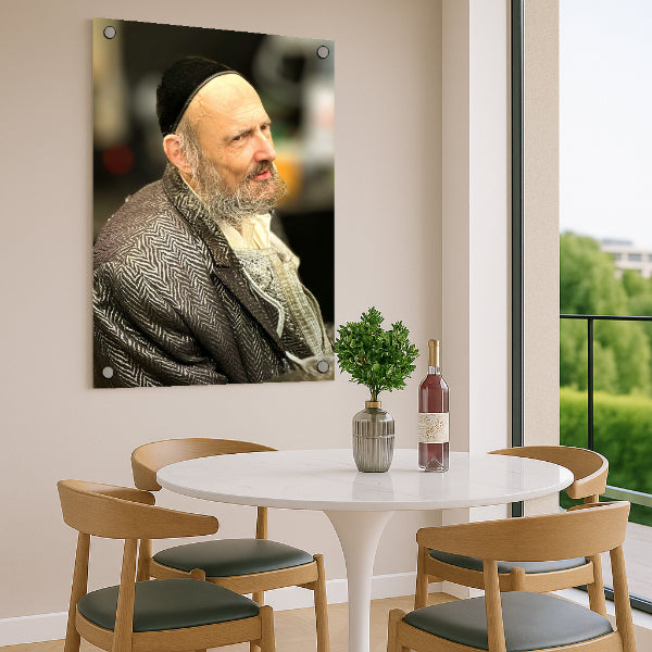 הרב קוק במעיל כהה על רקע מטושטש – תמונות נוי