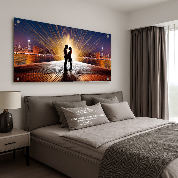 תמונת זכוכית של זוג רומנטי על רציף מול אורות העיר בלילה