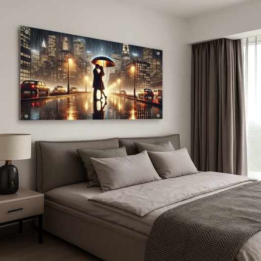 תמונה רומנטית של זוג מתחת למטרייה בגשם בלב עיר מוארת – עיצוב יוקרתי על זכוכית