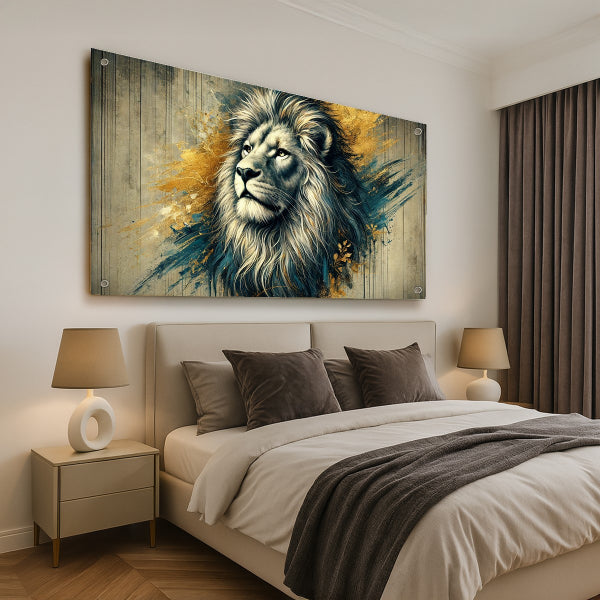 תמונת זכוכית של אריה מלכותי בצבעי זהב וכחול על רקע עץ מעודן