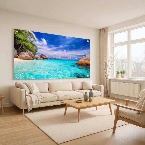 תמונת זכוכית של חוף טרופי עם מים טורקיז וסלעים טבעיים