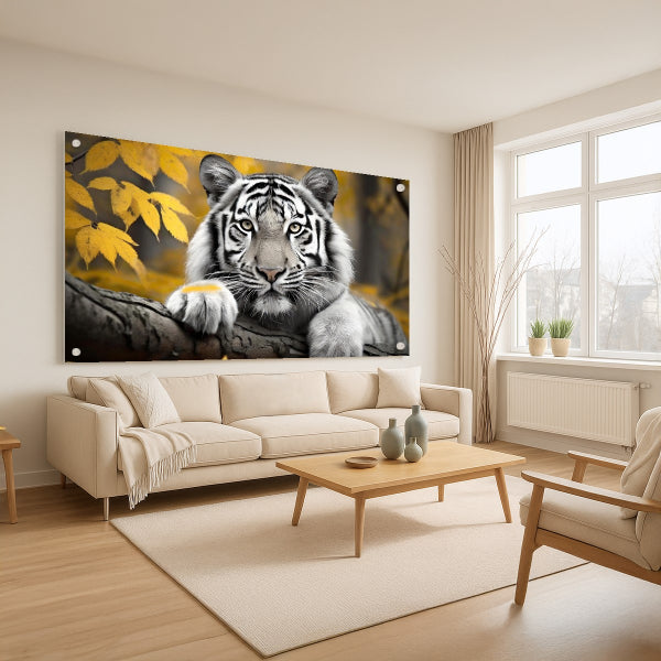 טיגריס לבן בין עלי שלכת זהובים - תמונות לבית